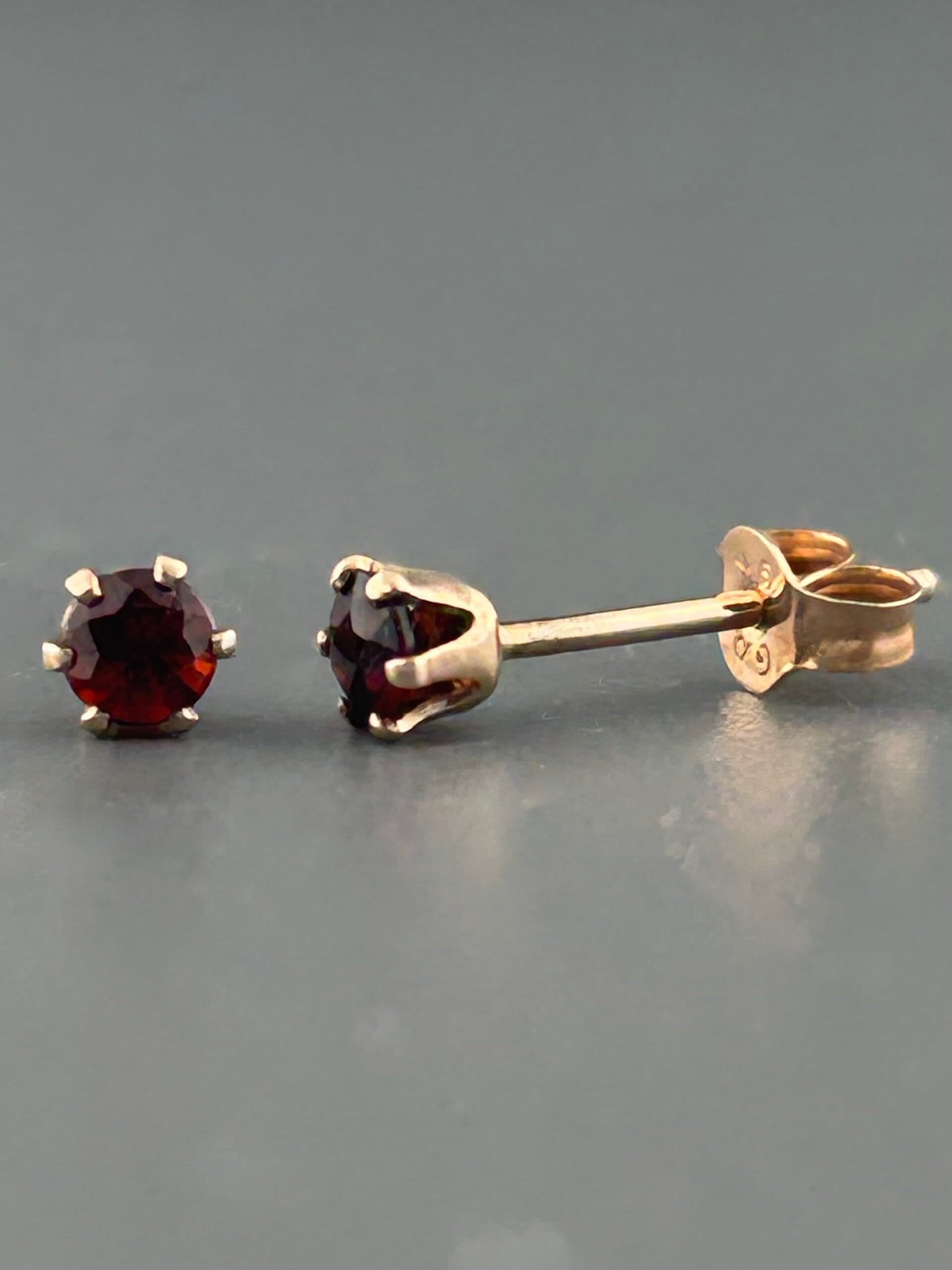 Garnet Earrings - Gold stud - 3mm stones